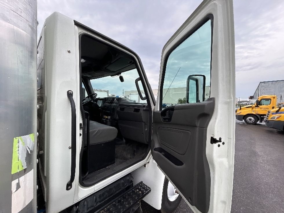 Medium Duty Box Truck-Light and Medium Duty Trucks-International-2022-MV607-Harahan-LA-111,813\n\t\tmiles-$ 72,250 - Image 20