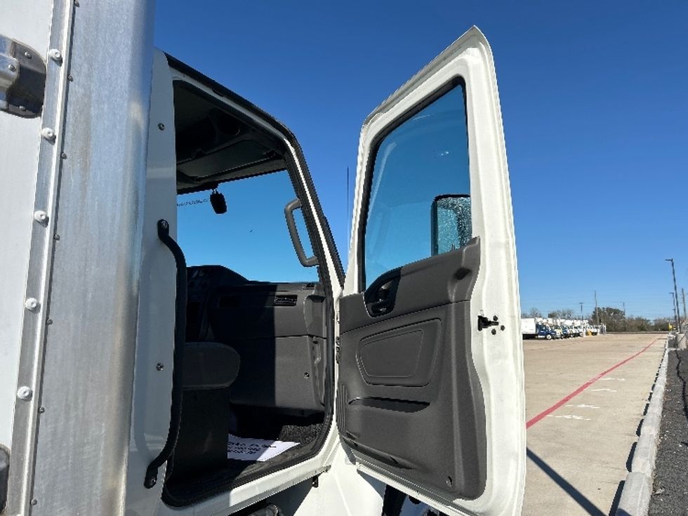 Medium Duty Box Truck-Light and Medium Duty Trucks-International-2022-MV607-Houston-TX-82,336\n\t\tmiles-$ 75,750 - Image 20