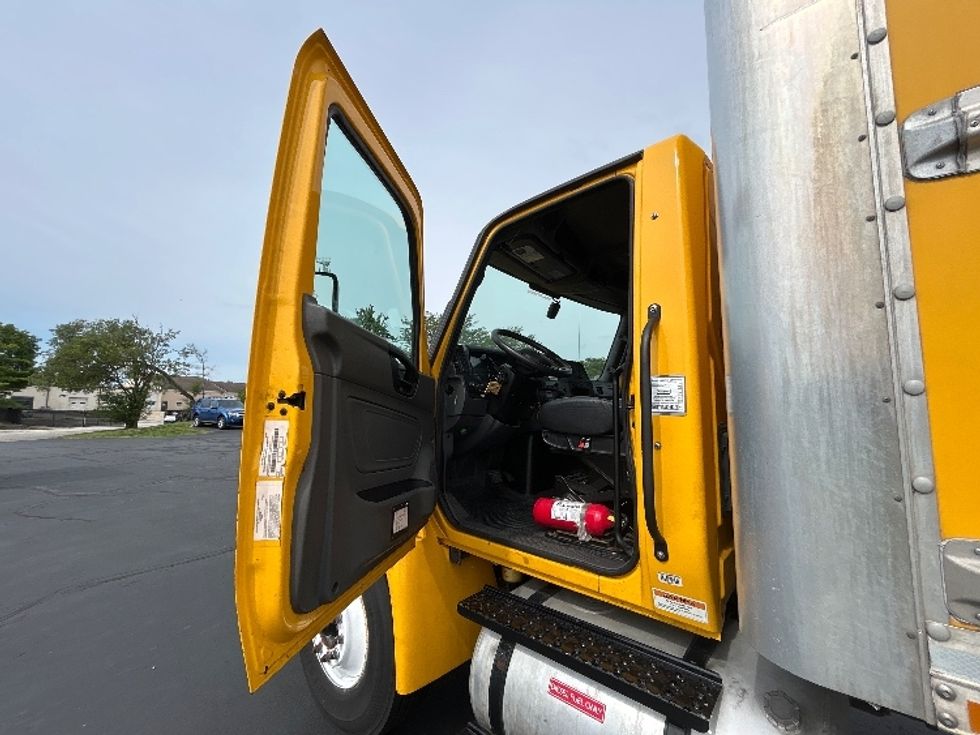 Medium Duty Box Truck-Light and Medium Duty Trucks-International-2022-MV607-Indianapolis-IN-262,961\n\t\tmiles-$ 44,000 - Image 16