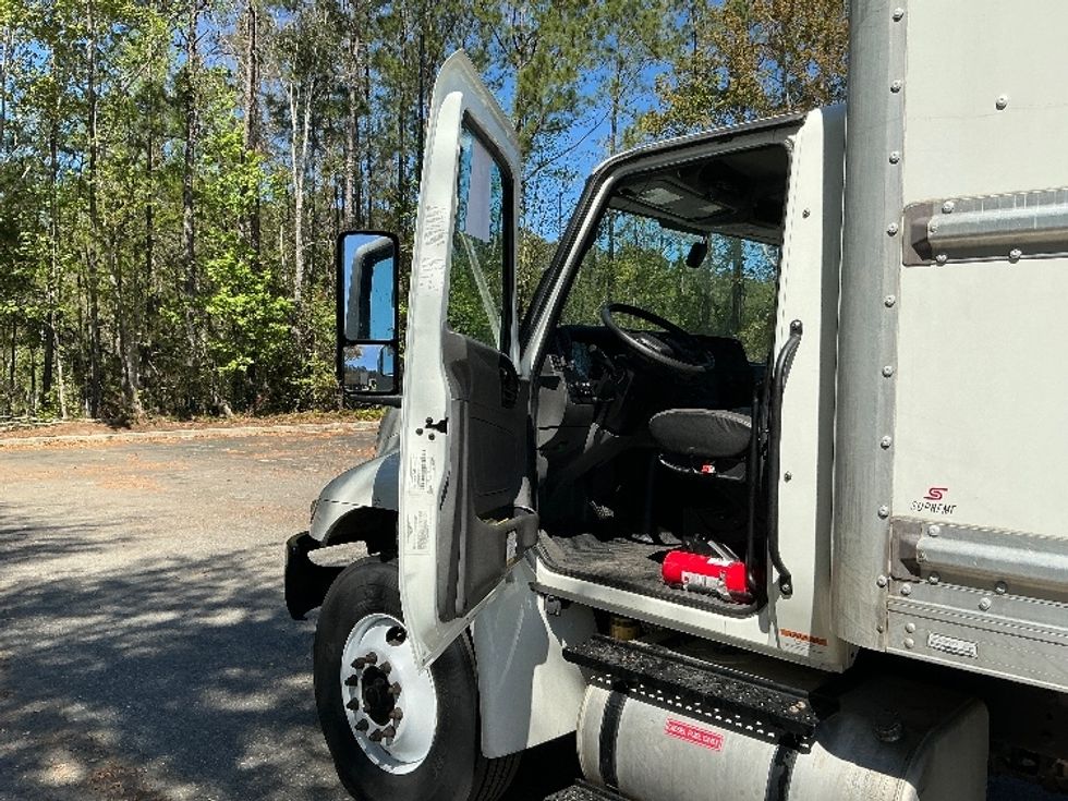 Medium Duty Box Truck-Light and Medium Duty Trucks-International-2022-MV607-Jacksonville-FL-126,510\n\t\tmiles-$ 70,500 - Image 16