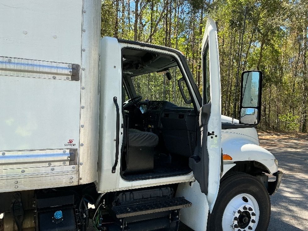 Medium Duty Box Truck-Light and Medium Duty Trucks-International-2022-MV607-Jacksonville-FL-126,510\n\t\tmiles-$ 70,500 - Image 20