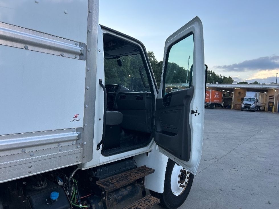 Medium Duty Box Truck-Light and Medium Duty Trucks-International-2022-MV607-Kennesaw-GA-154,517\n\t\tmiles-$ 69,000 - Image 20