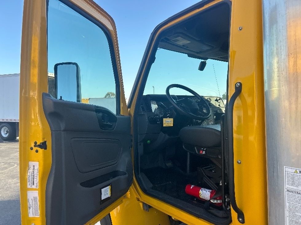 Medium Duty Box Truck-Light and Medium Duty Trucks-International-2022-MV607-La Mirada-CA-235,797\n\t\tmiles-$ 41,250 - Image 16