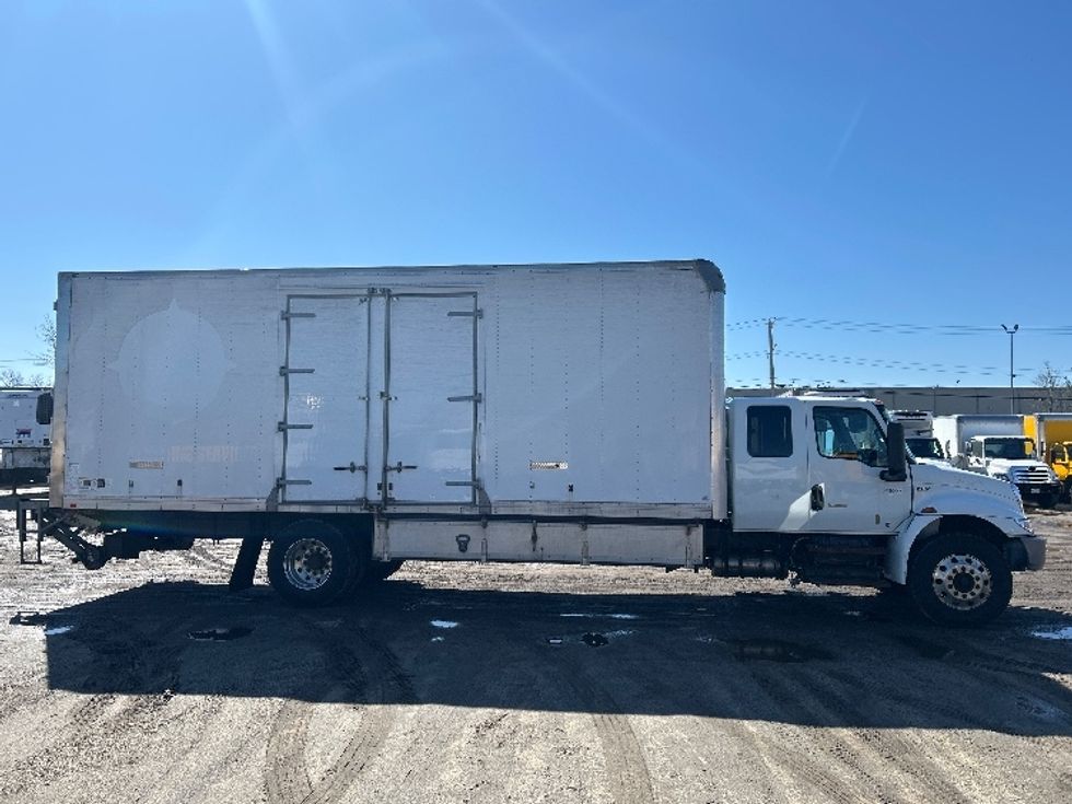 Medium Duty Box Truck-Light and Medium Duty Trucks-International-2022-MV607-Londonderry-NH-121,712\n\t\tmiles-$ 72,000 - Image 15