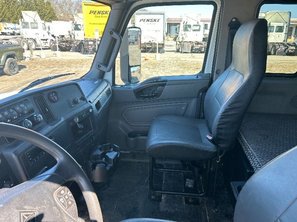 Medium Duty Box Truck-Light and Medium Duty Trucks-International-2022-MV607-Londonderry-NH-121,712\n\t\tmiles-$ 72,000 - Image 19