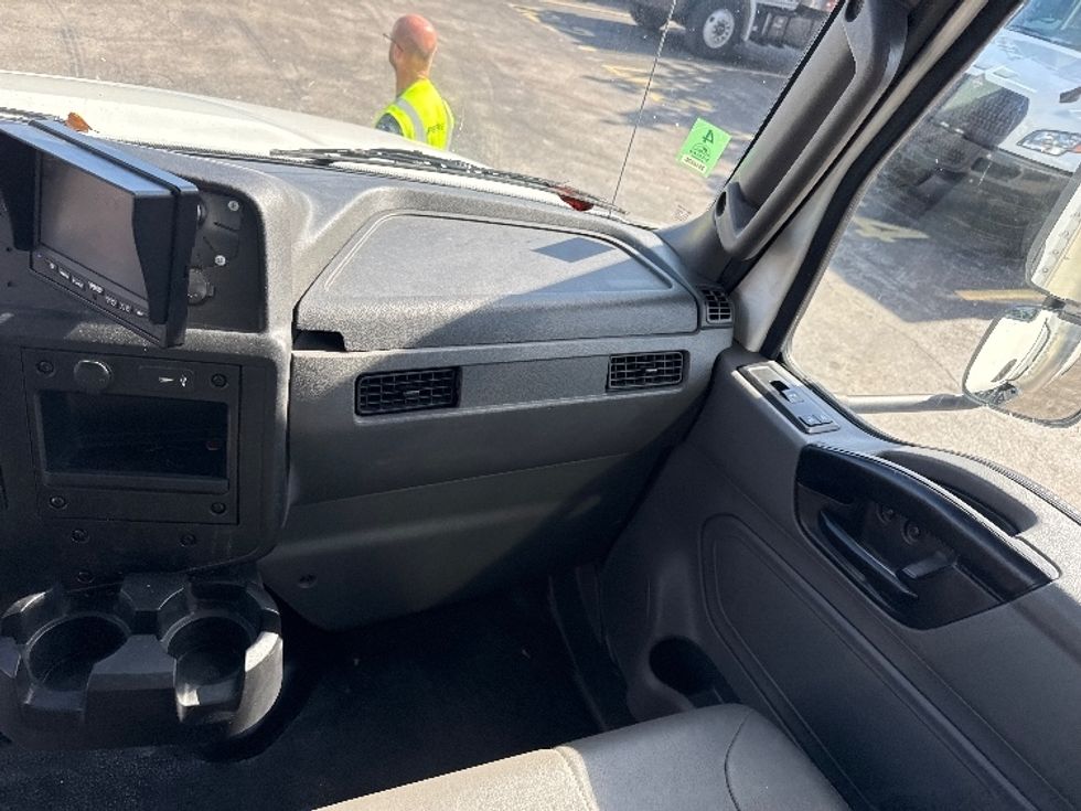 Medium Duty Box Truck-Light and Medium Duty Trucks-International-2022-MV607-Medley-FL-129,422\n\t\tmiles-$ 69,000 - Image 21