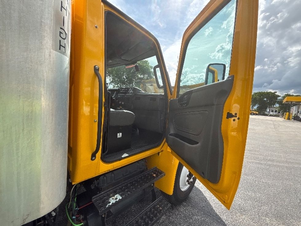 Medium Duty Box Truck-Light and Medium Duty Trucks-International-2022-MV607-Medley-FL-244,554\n\t\tmiles-$ 36,750 - Image 19