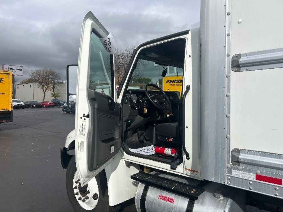 Medium Duty Box Truck-Light and Medium Duty Trucks-International-2022-MV607-Milwaukee-WI-215,699\n\t\tmiles-$ 41,250 - Image 16