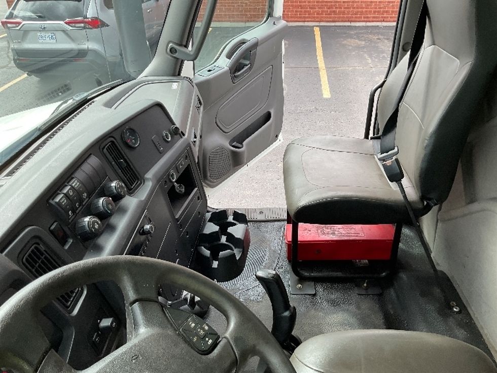 Medium Duty Box Truck-Light and Medium Duty Trucks-International-2022-MV607-Mississauga-ON-177,792\n\t\tkm-$ 79,250 - Image 18