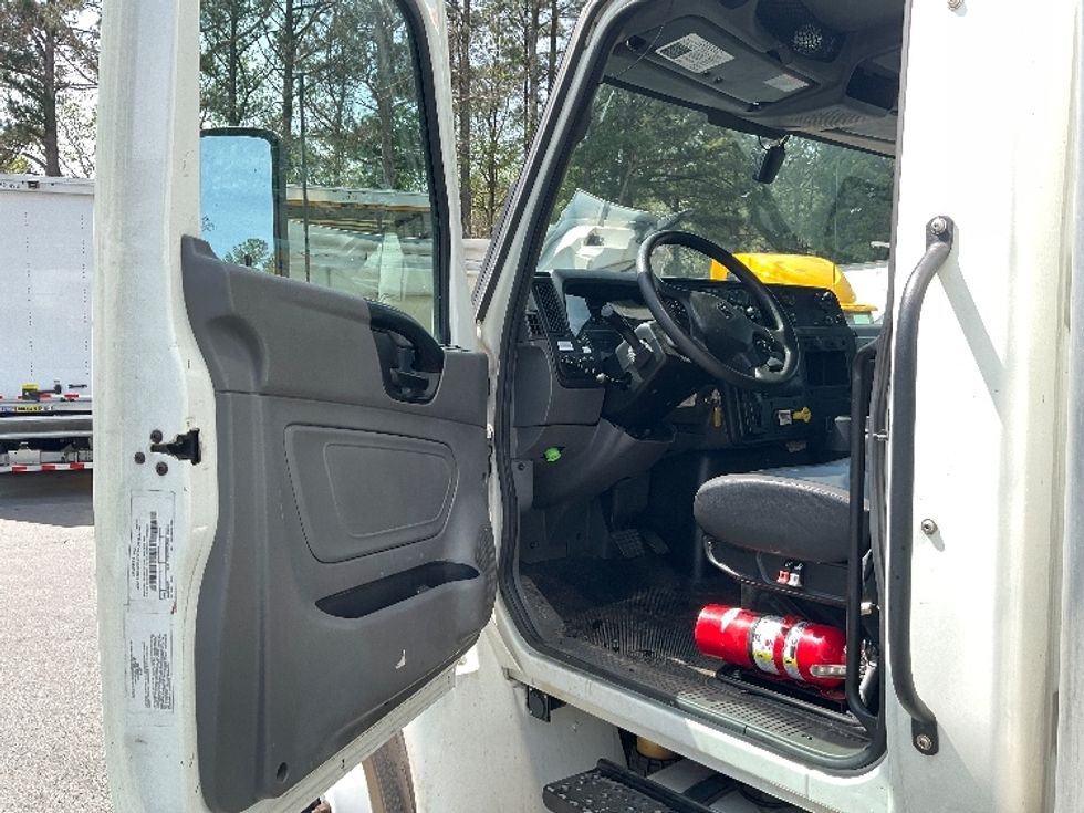 Medium Duty Box Truck-Light and Medium Duty Trucks-International-2022-MV607-Norcross-GA-129,216\n\t\tmiles-$ 75,000 - Image 16