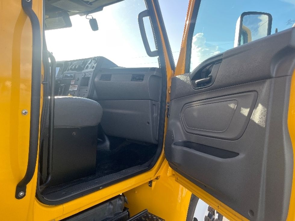 Medium Duty Box Truck-Light and Medium Duty Trucks-International-2022-MV607-Ocala-FL-259,462\n\t\tmiles-$ 34,000 - Image 20