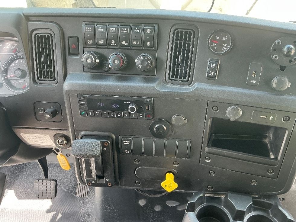 Medium Duty Box Truck-Light and Medium Duty Trucks-International-2022-MV607-Pensacola-FL-195,225\n\t\tmiles-$ 52,000 - Image 26