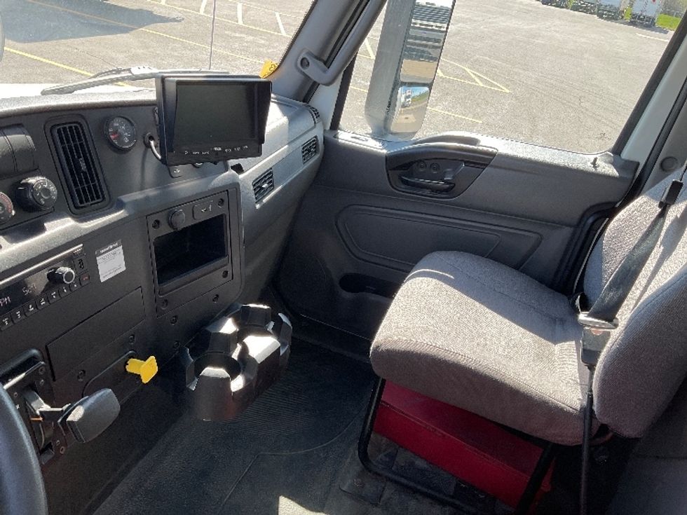Medium Duty Box Truck-Light and Medium Duty Trucks-International-2022-MV607-Saint Laurent-PQ-104,018\n\t\tkm-$ 81,500 - Image 18