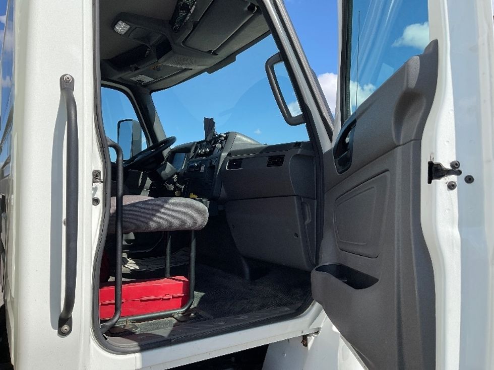 Medium Duty Box Truck-Light and Medium Duty Trucks-International-2022-MV607-Saint Laurent-PQ-104,018\n\t\tkm-$ 81,500 - Image 19