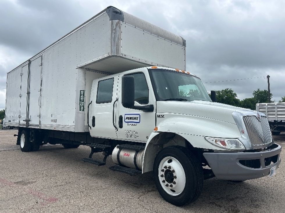 Medium Duty Box Truck-Light and Medium Duty Trucks-International-2022-MV607-San Antonio-TX-152,336\n\t\tmiles-$ 75,750 - Image 1