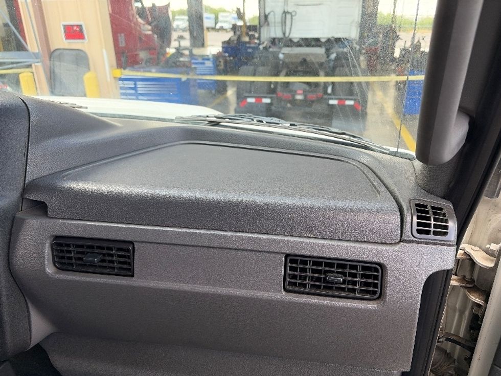 Medium Duty Box Truck-Light and Medium Duty Trucks-International-2022-MV607-San Antonio-TX-71,255\n\t\tmiles-$ 85,000 - Image 21