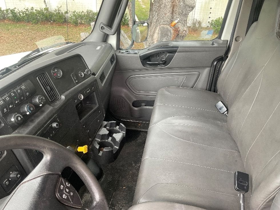 Medium Duty Box Truck-Light and Medium Duty Trucks-International-2022-MV607-Tampa-FL-185,518\n\t\tmiles-$ 57,750 - Image 19