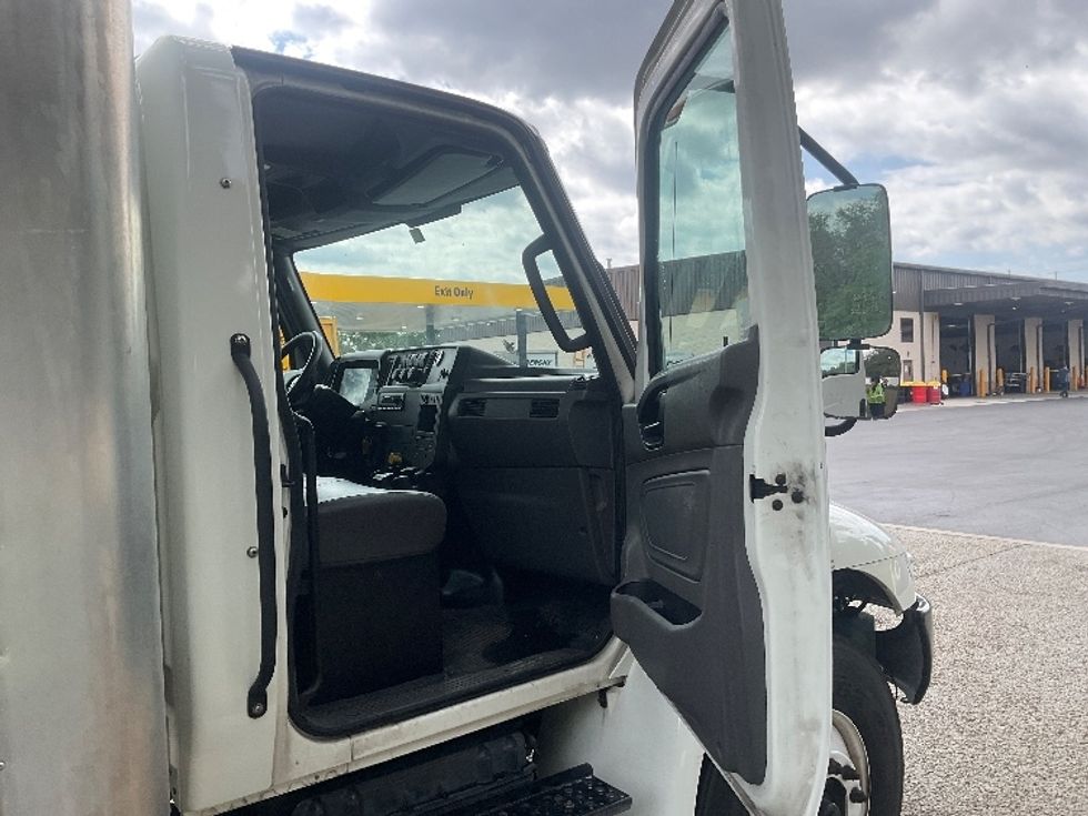 Medium Duty Box Truck-Light and Medium Duty Trucks-International-2022-MV607-Tampa-FL-185,518\n\t\tmiles-$ 57,750 - Image 20