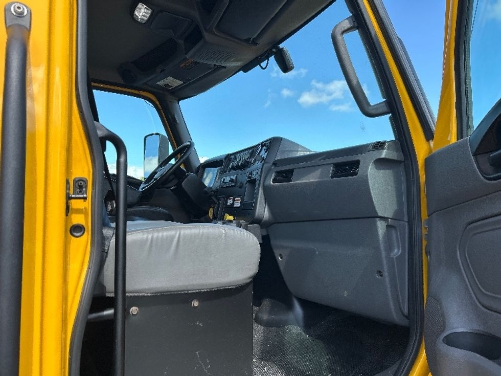 Medium Duty Box Truck-Light and Medium Duty Trucks-International-2022-MV607-Tampa-FL-235,767\n\t\tmiles-$ 40,000 - Image 19