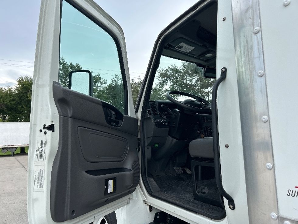 Medium Duty Box Truck-Light and Medium Duty Trucks-International-2022-MV607-Tampa-FL-56,919\n\t\tmiles-$ 66,000 - Image 16