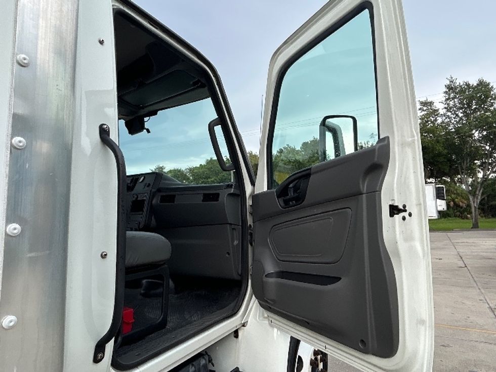 Medium Duty Box Truck-Light and Medium Duty Trucks-International-2022-MV607-Tampa-FL-56,919\n\t\tmiles-$ 66,000 - Image 20