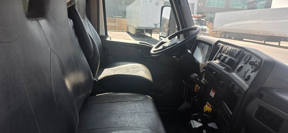 Medium Duty Box Truck-Light and Medium Duty Trucks-International-2022-MV607-Torrance-CA-267,400\n\t\tmiles-$ 38,250 - Image 22