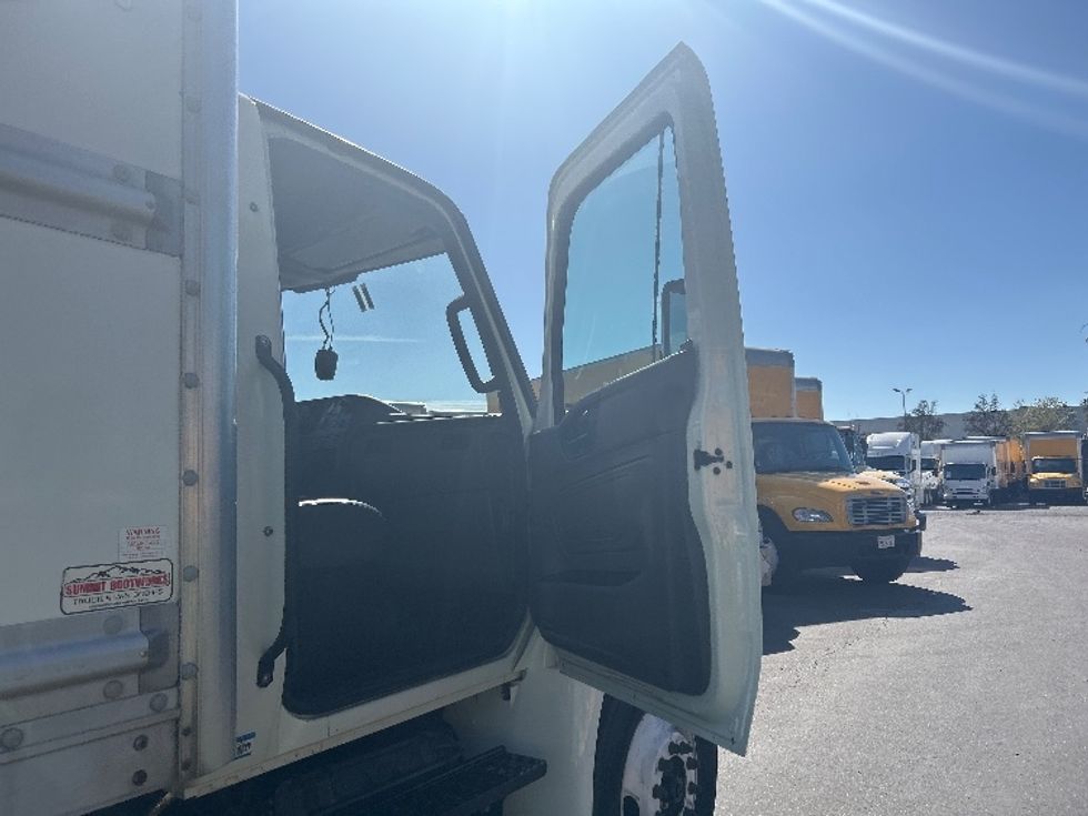 Medium Duty Box Truck-Light and Medium Duty Trucks-International-2022-MV607-West Sacramento-CA-140,354\n\t\tmiles-$ 68,000 - Image 19