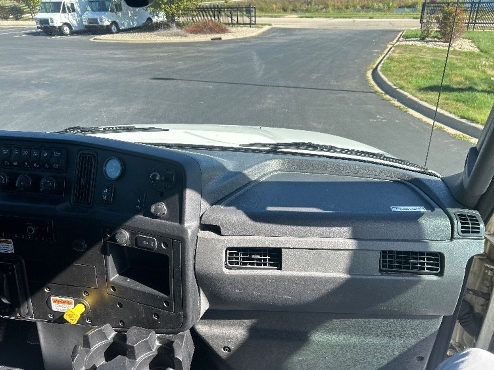 Medium Duty Box Truck-Light and Medium Duty Trucks-International-2022-MV607-Windsor-WI-209,155\n\t\tmiles-$ 42,500 - Image 19
