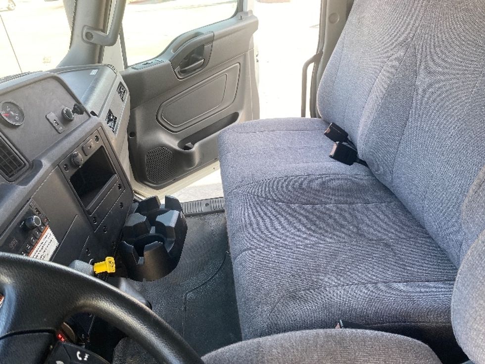 Medium Duty Box Truck-Light and Medium Duty Trucks-International-2022-MV607LP-Jurupa Valley-CA-87,384\n\t\tmiles-$ 77,250 - Image 18