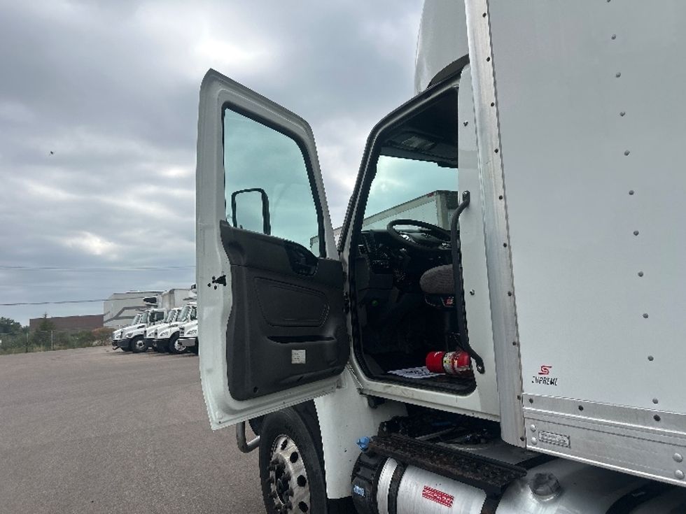 Medium Duty Box Truck-Light and Medium Duty Trucks-International-2023-MV607-Brooklyn Park-MN-386,557\n\t\tmiles-$ 30,250 - Image 16