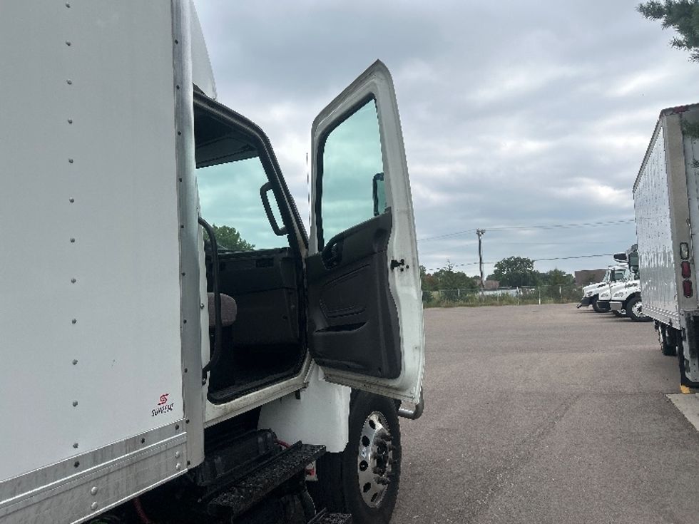 Medium Duty Box Truck-Light and Medium Duty Trucks-International-2023-MV607-Brooklyn Park-MN-386,557\n\t\tmiles-$ 30,250 - Image 20