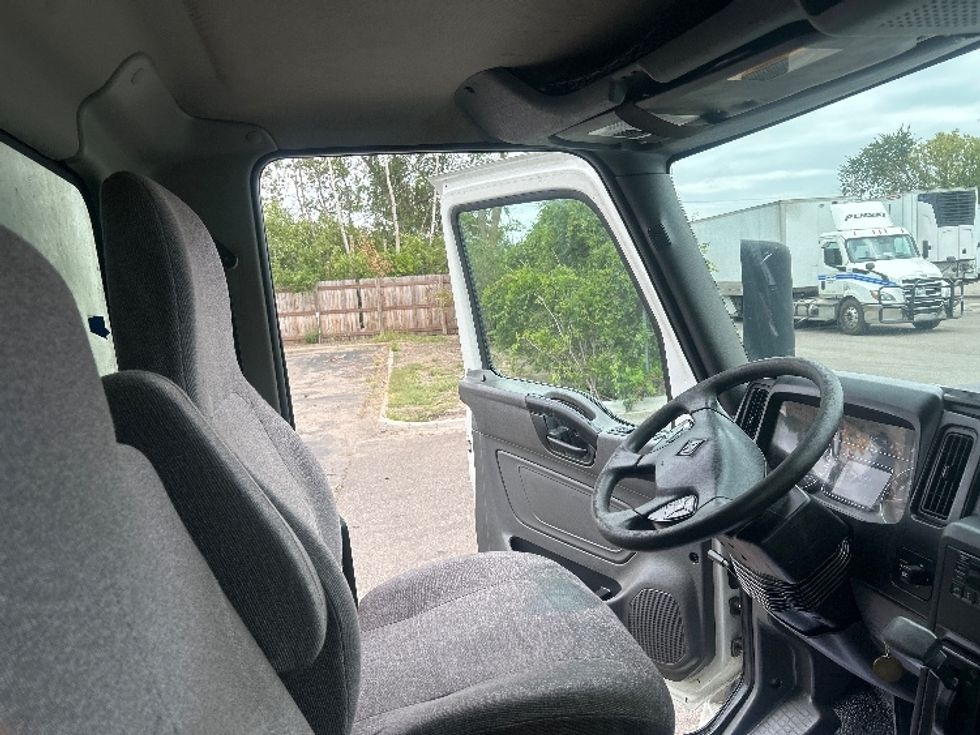 Medium Duty Box Truck-Light and Medium Duty Trucks-International-2023-MV607-Brooklyn Park-MN-386,557\n\t\tmiles-$ 30,250 - Image 22