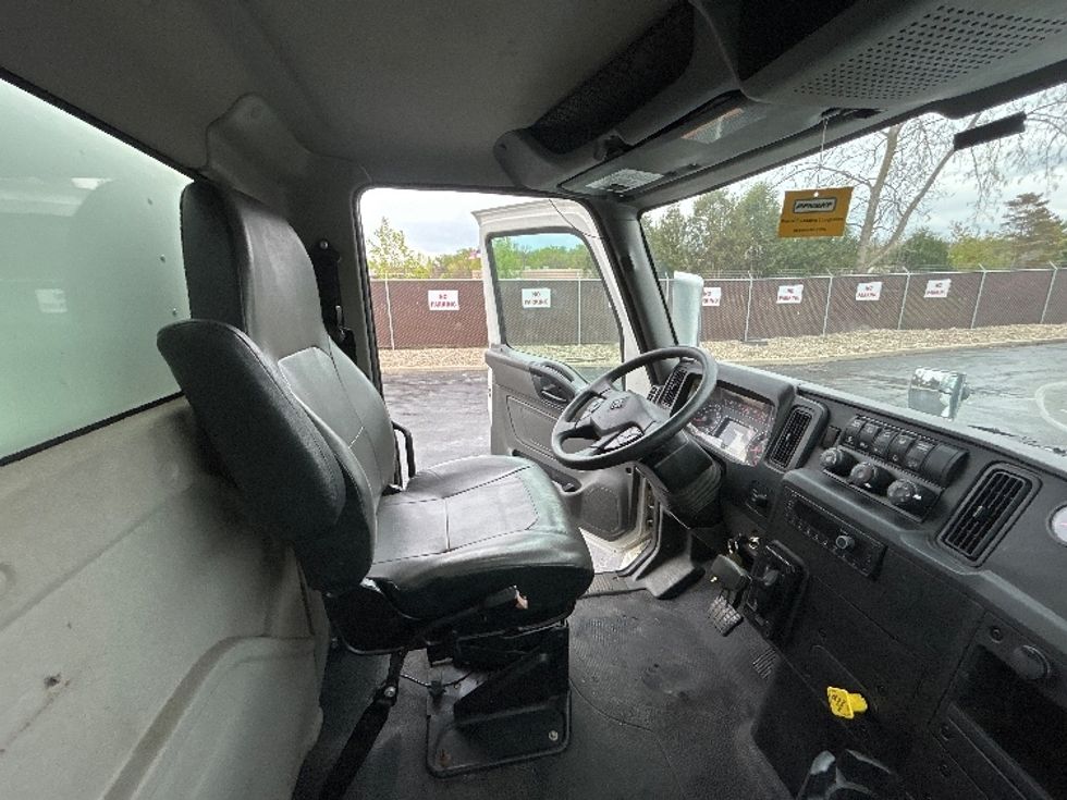Medium Duty Box Truck-Light and Medium Duty Trucks-International-2023-MV607-Middlefield-OH-196,895\n\t\tmiles-$ 49,250 - Image 20
