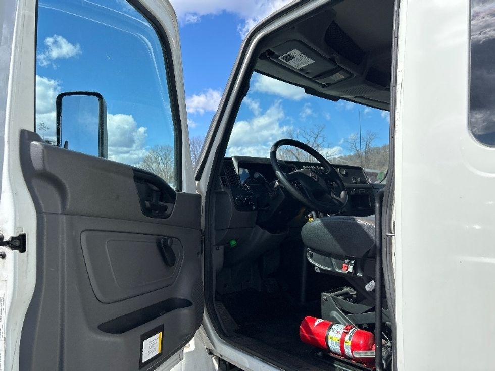 Medium Duty Box Truck-Light and Medium Duty Trucks-International-2023-MV607-Pittsburgh-PA-39,600\n\t\tmiles-$ 82,250 - Image 16