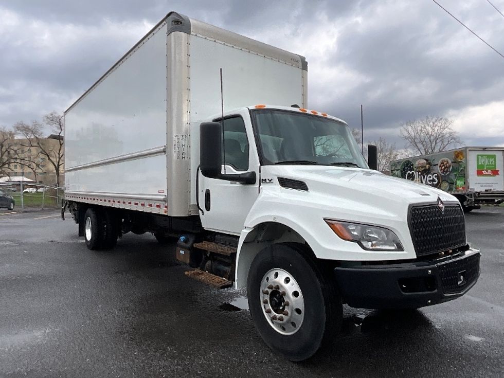 Medium Duty Box Truck-Light and Medium Duty Trucks-International-2023-MV607N-Boucherville-PQ-341,072\n\t\tkm-$ 59,500 - Image 1
