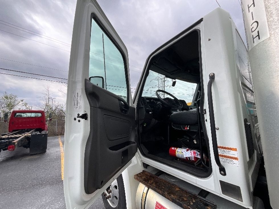 Medium Duty Box Truck-Light and Medium Duty Trucks-International-2023-MV607N-Boucherville-PQ-341,072\n\t\tkm-$ 59,500 - Image 16