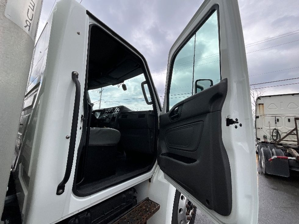 Medium Duty Box Truck-Light and Medium Duty Trucks-International-2023-MV607N-Boucherville-PQ-341,072\n\t\tkm-$ 59,500 - Image 17