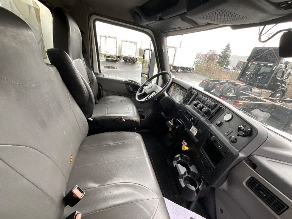 Medium Duty Box Truck-Light and Medium Duty Trucks-International-2023-MV607N-Boucherville-PQ-341,072\n\t\tkm-$ 59,500 - Image 19