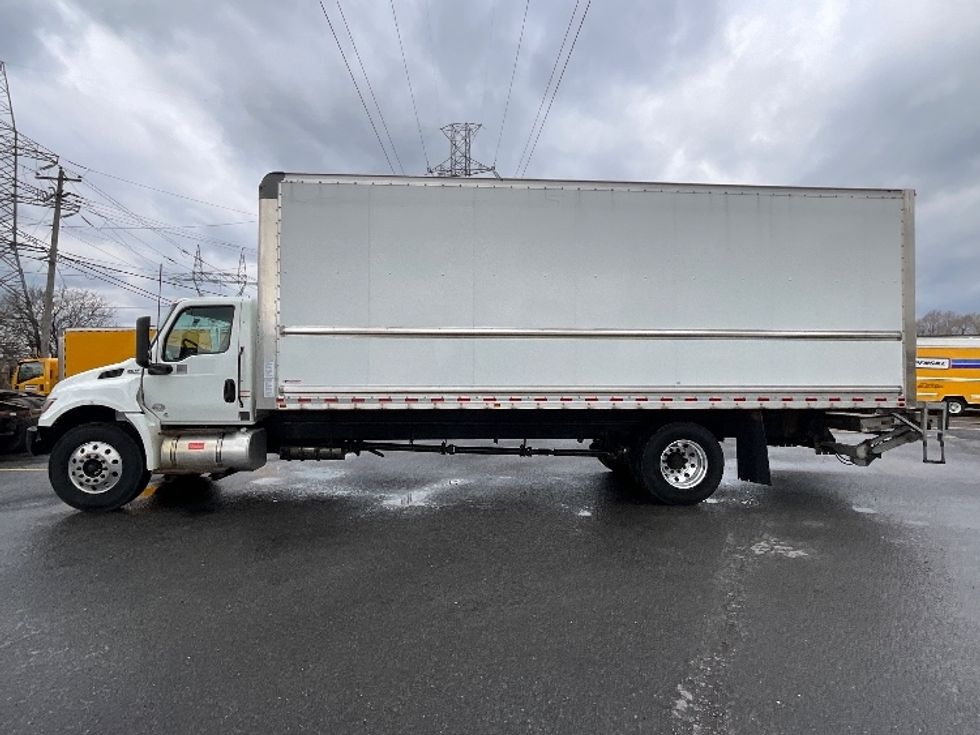 Medium Duty Box Truck-Light and Medium Duty Trucks-International-2023-MV607N-Boucherville-PQ-341,072\n\t\tkm-$ 59,500 - Image 4