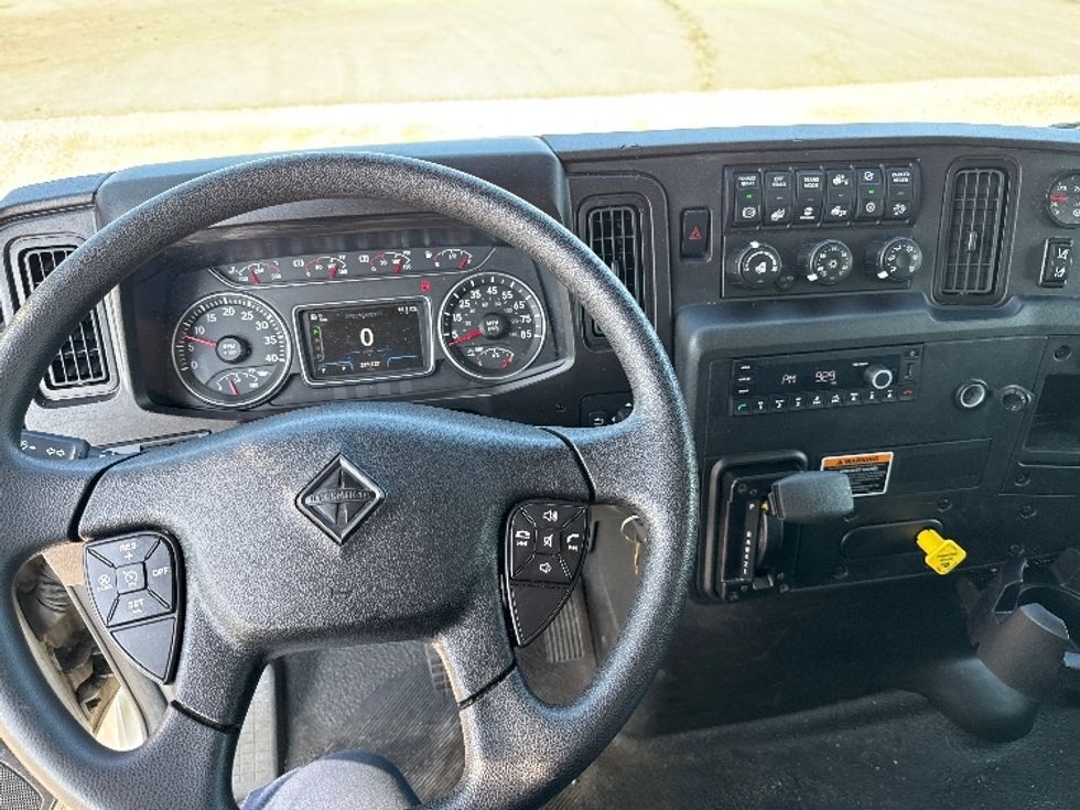 Medium Duty Box Truck-Light and Medium Duty Trucks-International-2023-MV607N-Findlay-OH-229,086\n\t\tmiles-$ 47,000 - Image 18