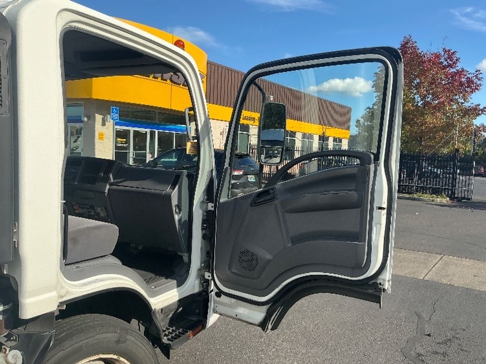 Medium Duty Box Truck-Light and Medium Duty Trucks-Isuzu-2015-NQR-Portland-OR-95,816\n\t\tmiles-$ 36,750 - Image 20