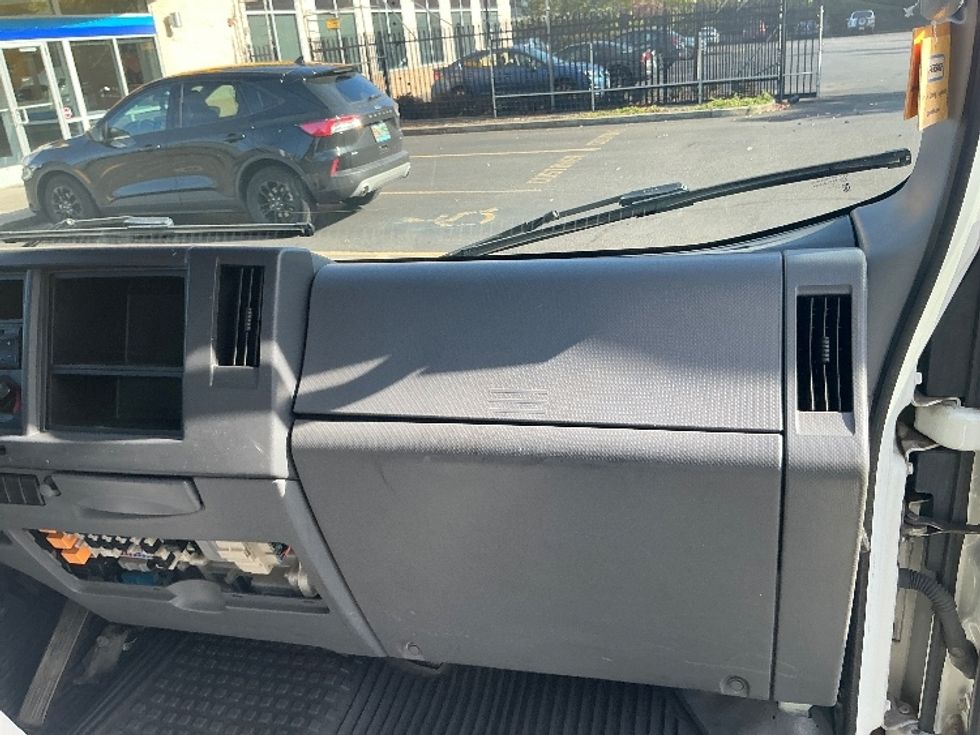 Medium Duty Box Truck-Light and Medium Duty Trucks-Isuzu-2015-NQR-Portland-OR-95,816\n\t\tmiles-$ 36,750 - Image 21