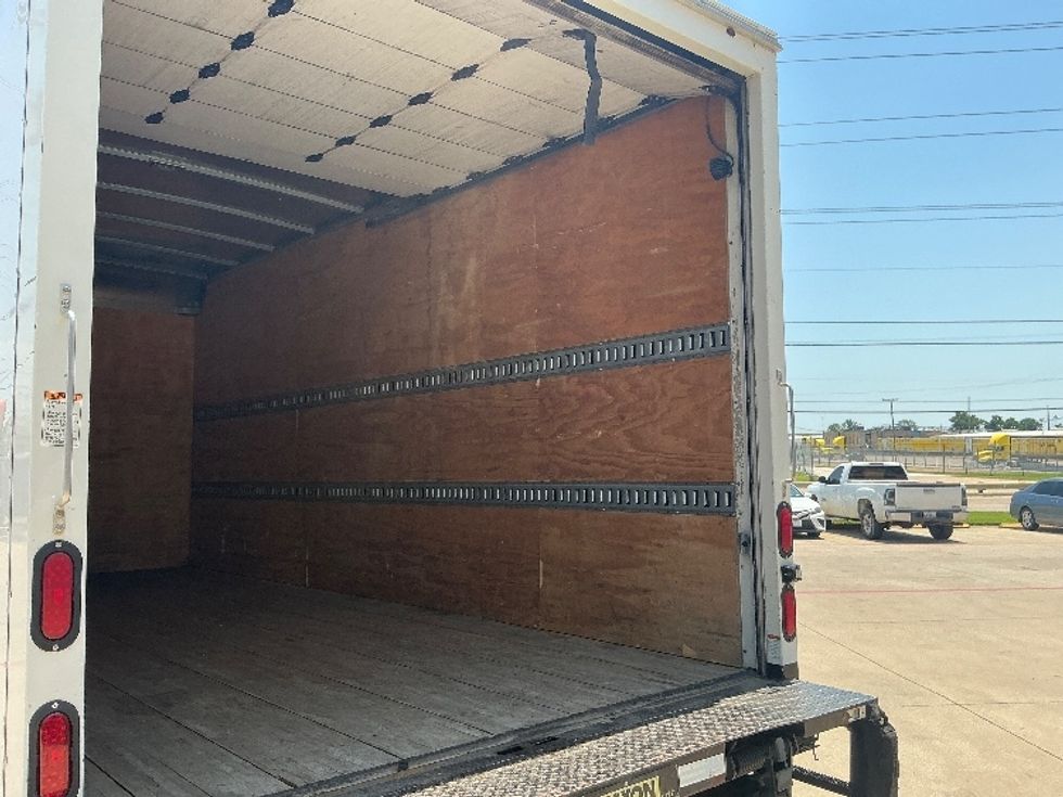 Medium Duty Box Truck-Light and Medium Duty Trucks-Isuzu-2016-NQR-Dallas-TX-68,419\n\t\tmiles-$ 40,250 - Image 12