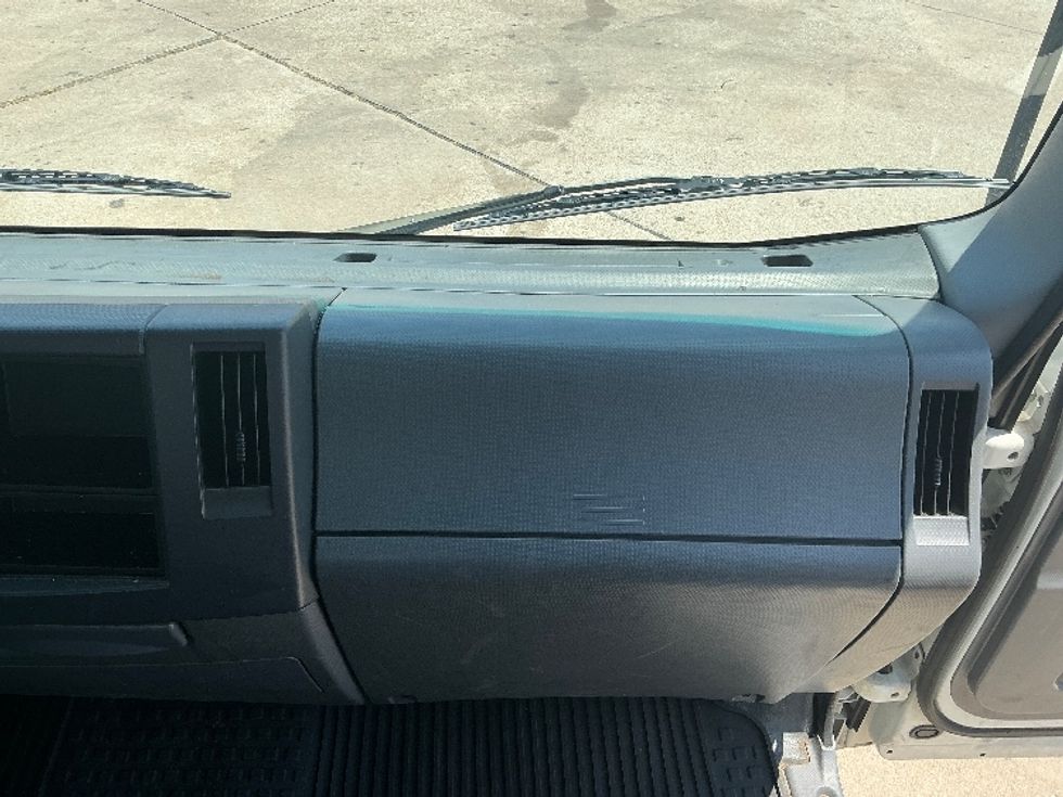 Medium Duty Box Truck-Light and Medium Duty Trucks-Isuzu-2016-NQR-Dallas-TX-68,419\n\t\tmiles-$ 40,250 - Image 21