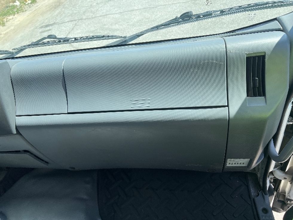 Medium Duty Box Truck-Light and Medium Duty Trucks-Isuzu-2019-FTR-Torrance-CA-172,133\n\t\tmiles-$ 43,000 - Image 21