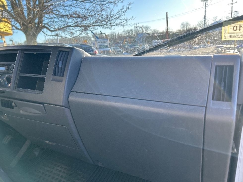 Medium Duty Box Truck-Light and Medium Duty Trucks-Isuzu-2019-NRR-Chicopee-MA-110,493\n\t\tmiles-$ 39,250 - Image 21