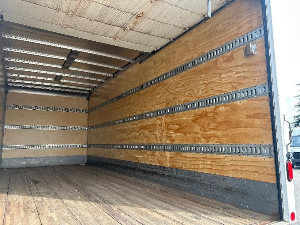 Medium Duty Box Truck-Light and Medium Duty Trucks-Isuzu-2019-NRR-Delta-BC-90,552\n\t\tkm-$ 58,750 - Image 12