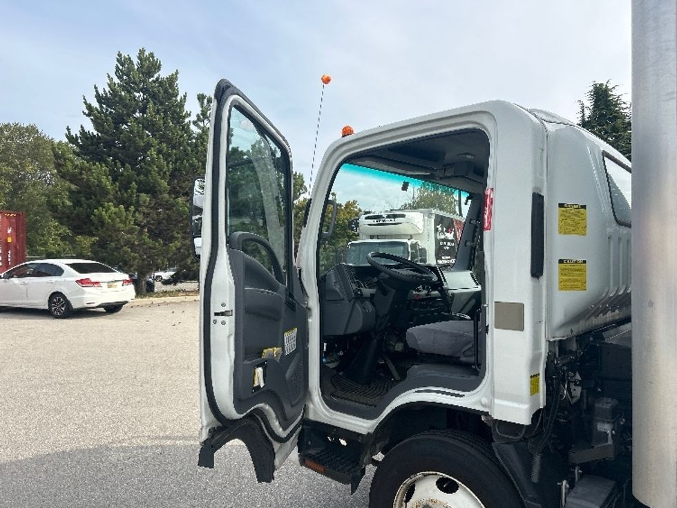 Medium Duty Box Truck-Light and Medium Duty Trucks-Isuzu-2019-NRR-Delta-BC-90,552\n\t\tkm-$ 58,750 - Image 16