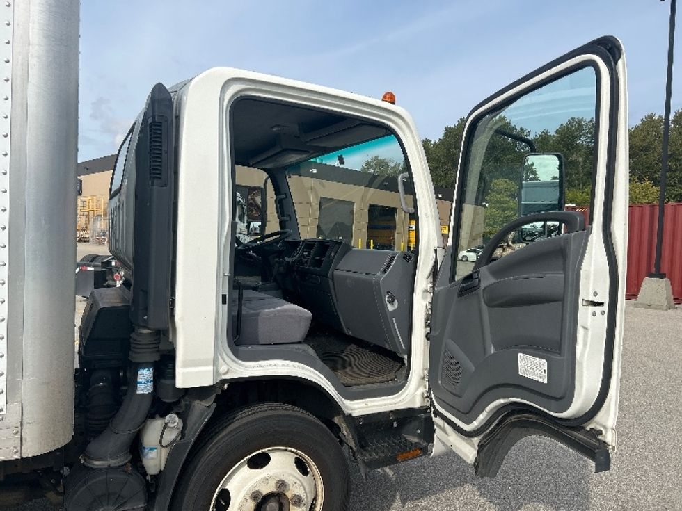 Medium Duty Box Truck-Light and Medium Duty Trucks-Isuzu-2019-NRR-Delta-BC-90,552\n\t\tkm-$ 58,750 - Image 20