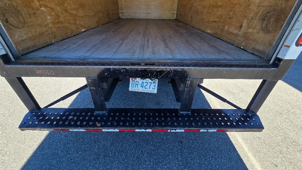 Medium Duty Box Truck-Light and Medium Duty Trucks-Isuzu-2019-NRR-Greensboro-NC-137,851\n\t\tmiles-$ 39,500 - Image 9